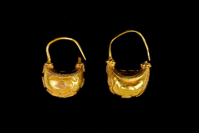 Bonhams : Two Roman gold navicular earrings 2