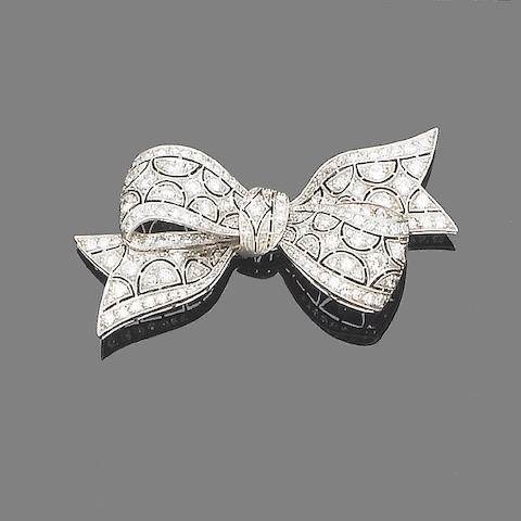 Bonhams : A diamond bow brooch
