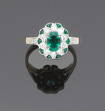 Bonhams : An emerald and diamond cluster ring