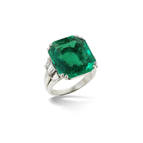 Bonhams : An emerald and diamond ring,