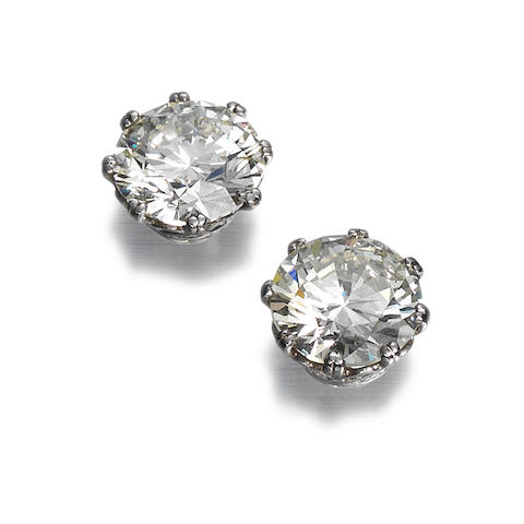 Bonhams : A pair of diamond single-stone earstuds