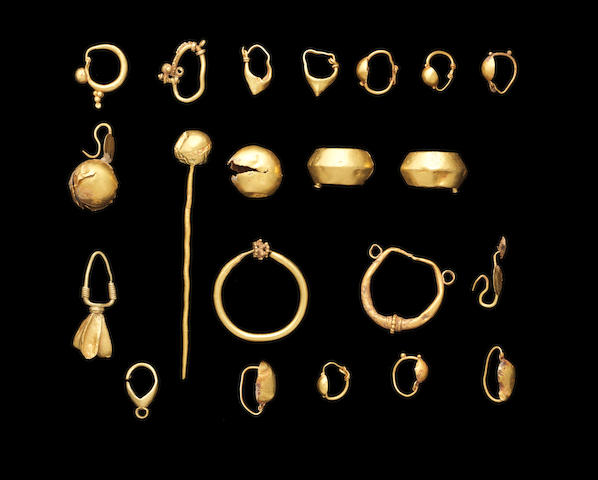 Bonhams : A group of Roman gold jewellery 19