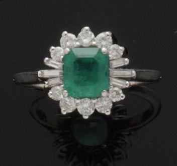 Bonhams : An emerald and diamond cluster ring