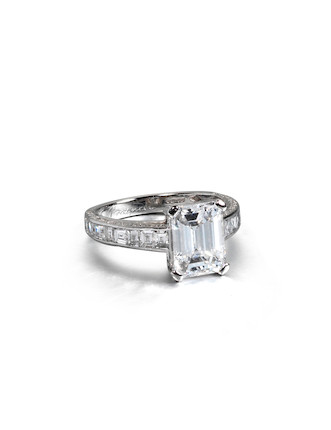 Bonhams : A diamond single-stone ring