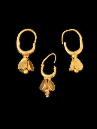 Bonhams : Three Western Asiatic gold earrings 3