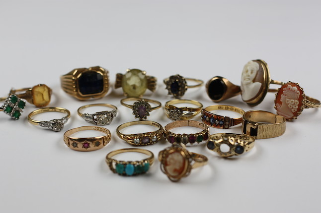 Bonhams : Twenty various rings,