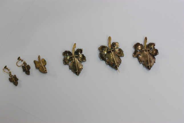 A matched suite of mid 19th century turquoise set ivy leaf shaped jewellery image 5
