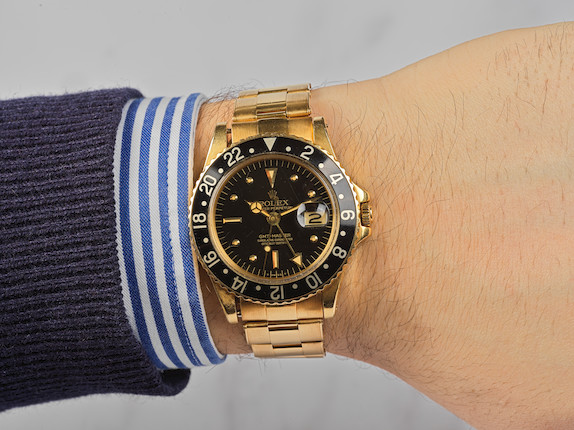 Rolex. Montre bracelet en or jaune 18K (750) avec date, 2nd fuseau horaire et cadran 'nipple' mouvement automatique Rolex. An 18K gold automatic calendar bracelet watch with dual-time zone and 'nipple' dial   GMT-Master, Ref 1675, Circa 1978 image 2