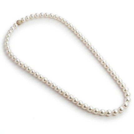 Bonhams : Schoeffel An important South Sea pearl necklace set with numerous  fine cultured South Sea pearls and a clasp set with diamonds, mounted in  18k gold. L. 88 cm.