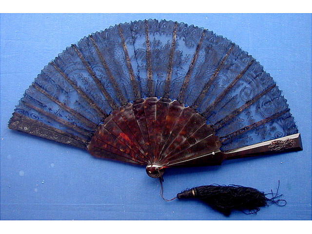 A late 19th Century black Chantilly lace fan,