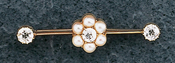 A 15 carat gold knife-edge bar brooch,