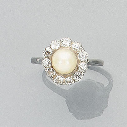 A cultured pearl and diamond cluster ring