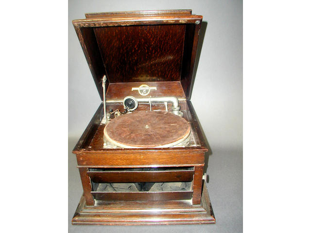 A Columbia Grafonola model 119 table top gramophone,
