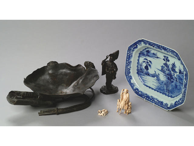 A late 18th Century Chinese blue and white tureen stand,