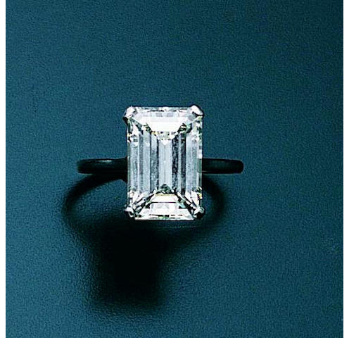 Z11577 A diamond single-stone ring
