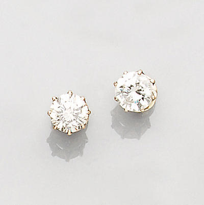 A pair of diamond earstuds