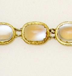 A moonstone necklace (4)