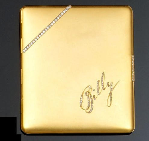 An 18ct bloomed gold rectangular cigarette case
