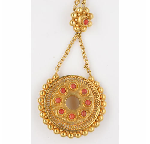 A coral set brooch/pendant,
