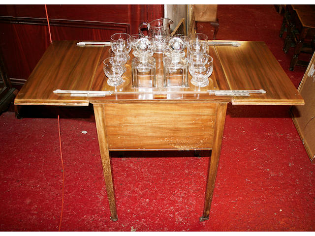 An Edwardian mahogany drinks table