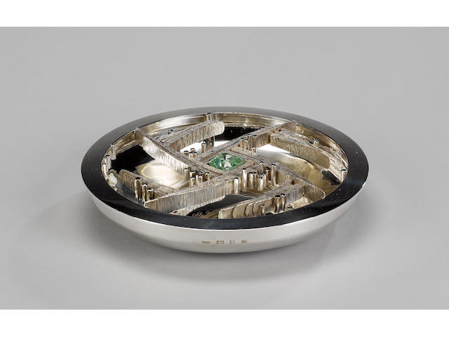 GERALD BENNEY : A silver centrepiece, London 1967,
