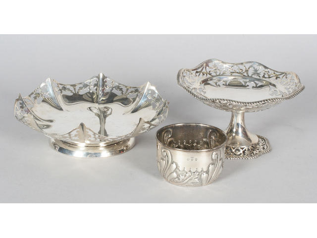 An Edwardian silver pedestal dish Birmingham, 1907,  (3)