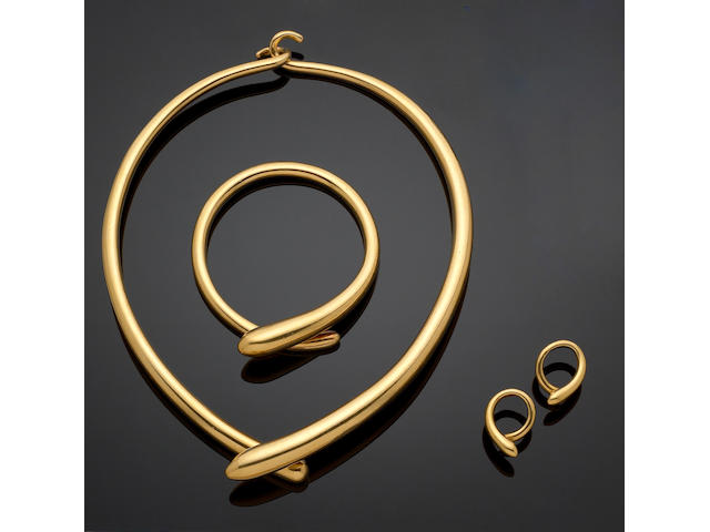 A suite of 22ct gold jewellery by Mappin & Webb, signed Mappin & Webb, in original fitted case
