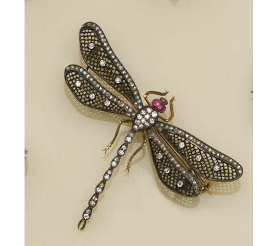 A gem set dragonfly brooch