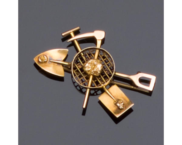 A collection of jewellery items