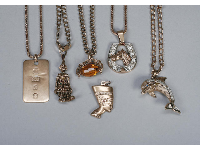 A 9ct gold necklace with a clown pendant (11)