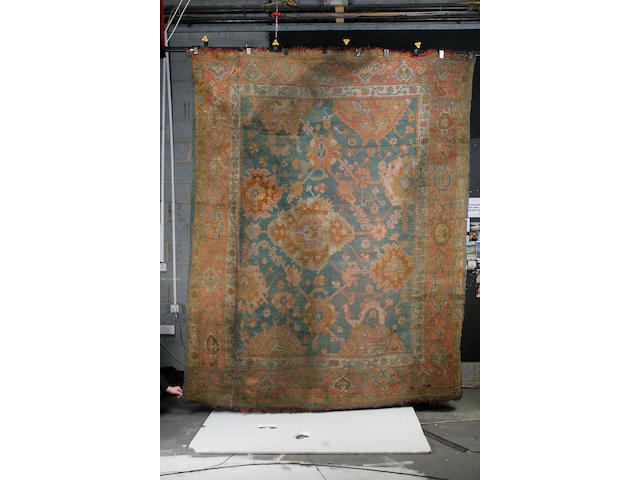 An Ushak carpet 320cm x 215cm