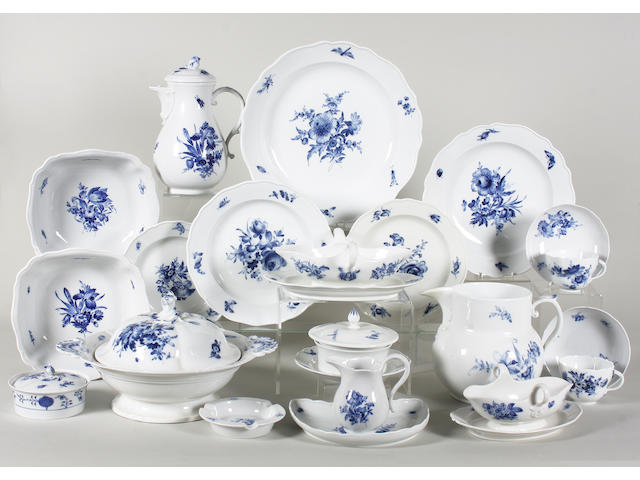 A Meissen 'Blaue Blume' pattern matched dinner service 20th Century.