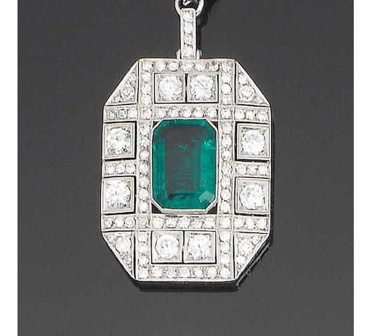 A diamond and emerald doublet pendant necklace