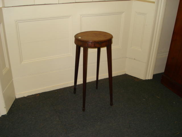 An Edwardian tulipwood banded mahogany oval top urn stand, with pull-out slide on square tapered legs and spade feet, 32.5 x 36cm