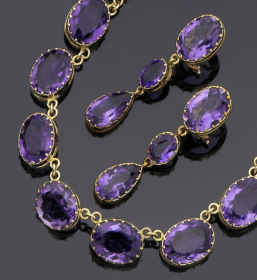 Bonhams : An amethyst necklace and pair of earclips