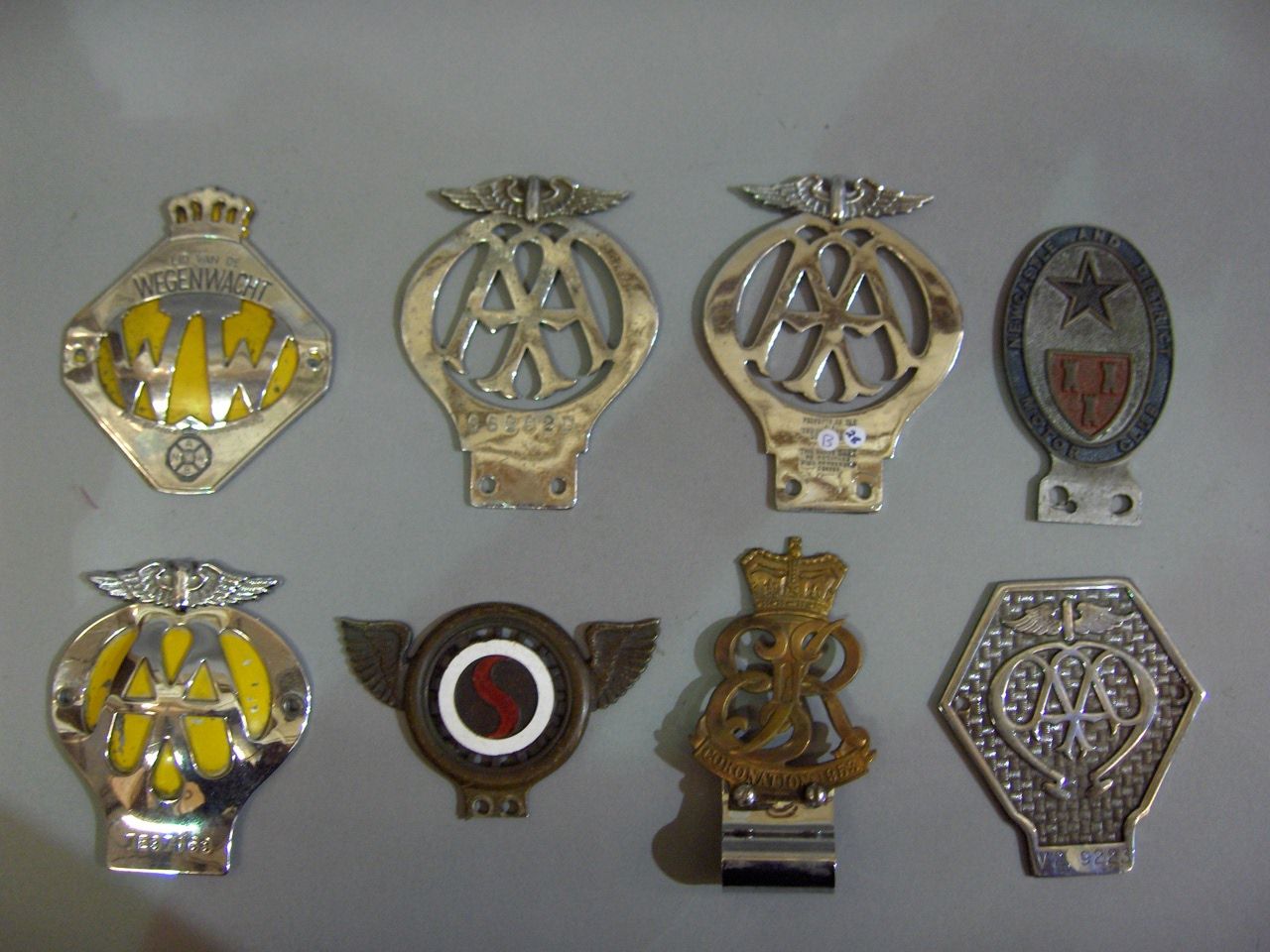 Bonhams Cars : A quantity of Automobile Association and RAC badges,