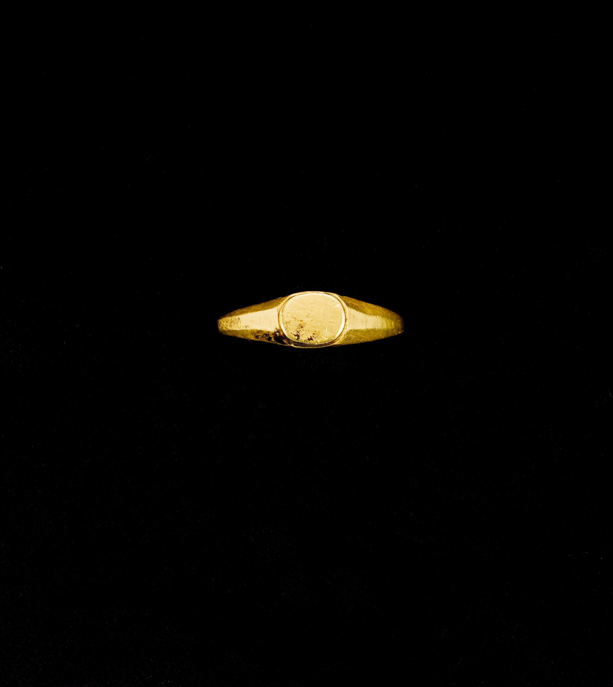 A Roman solid gold ring