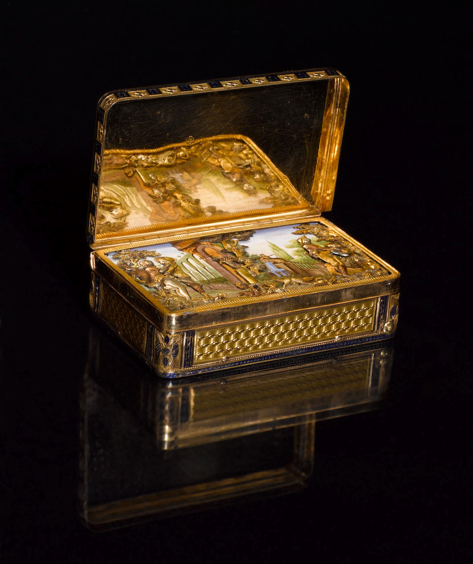 An gold musical snuff box