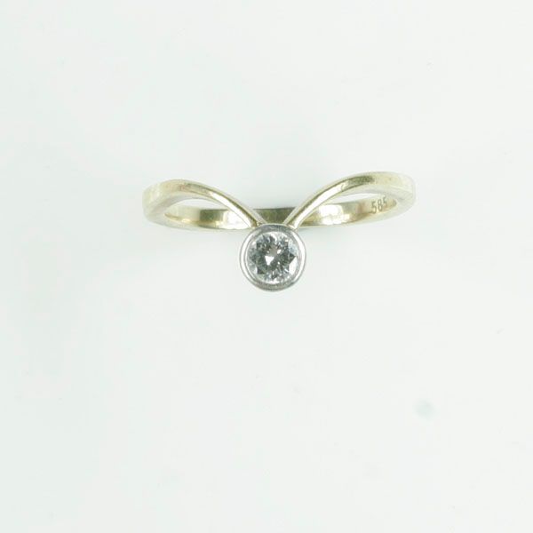 A diamond single stone ring