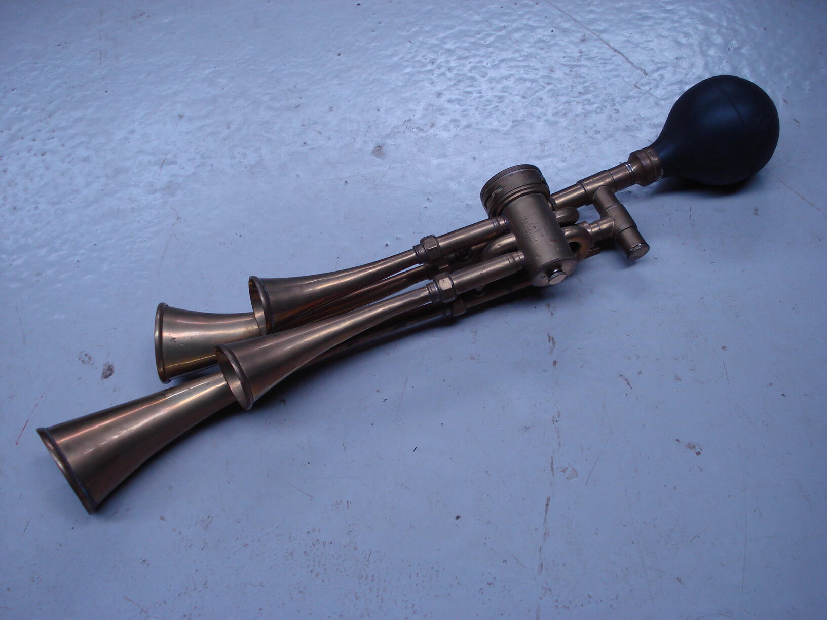 Bonhams Cars A good four trumpet Le Testaphone bulb horn by Cicca
