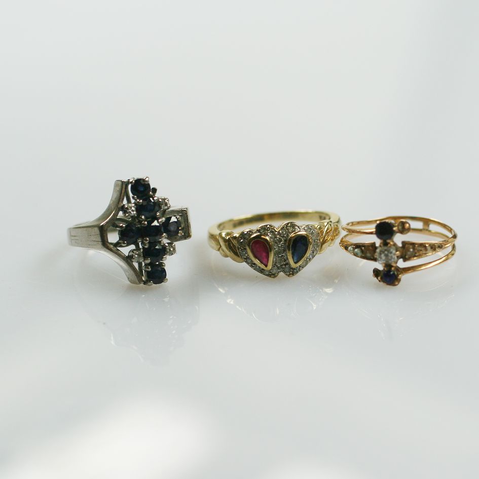 Three gem set rings, (3)