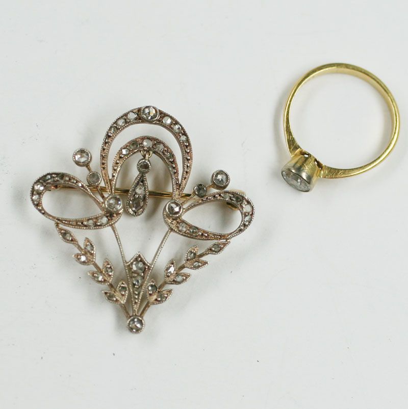 5A single stone diamond ring, (2)