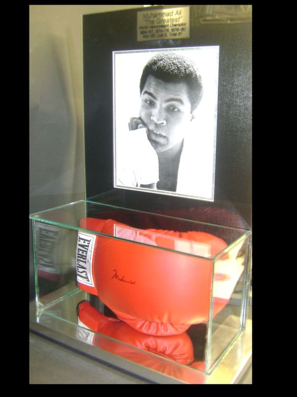 Bonhams : Muhammad Ali hand signed boxing glove presentation