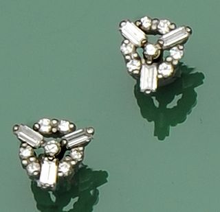 A diamond ring and earstud suite