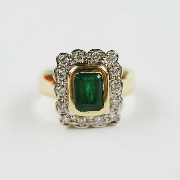 Bonhams : An emerald and diamond cluster ring