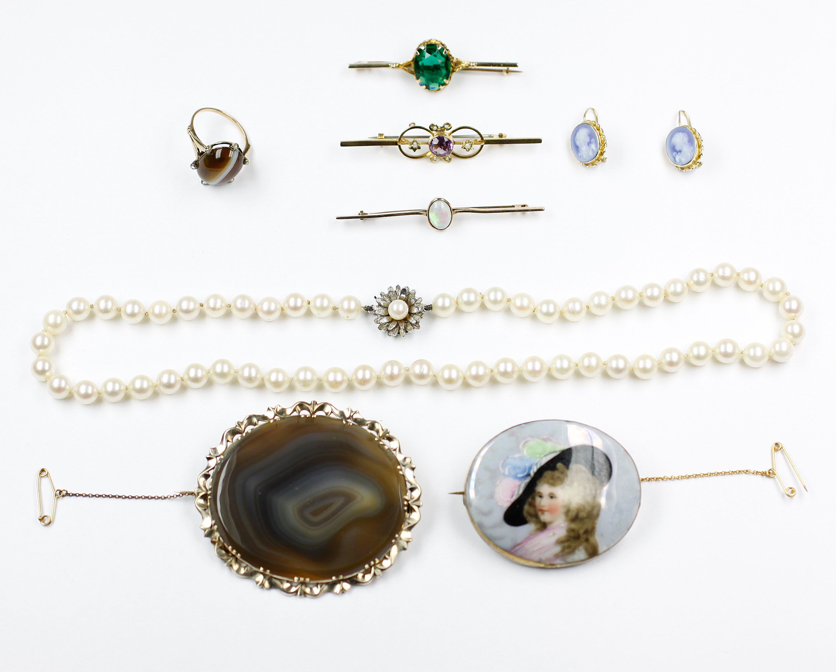 Assorted jewellery,