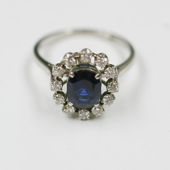 Bonhams : A sapphire and diamond ring