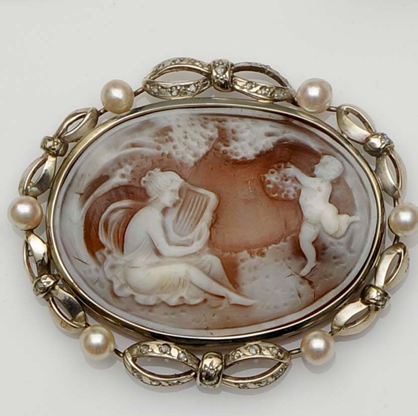 A shell cameo brooch
