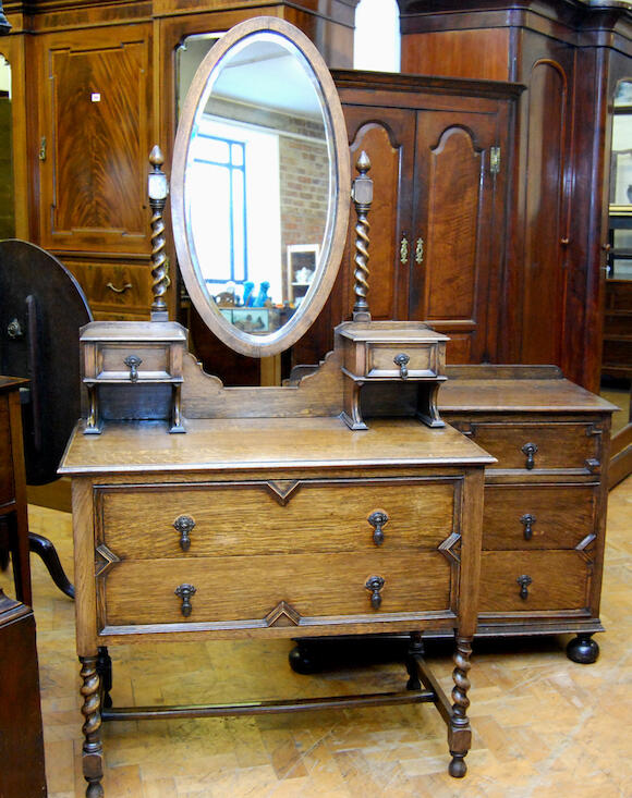 Bonhams An oak dressing table with matching chest of drawers, early