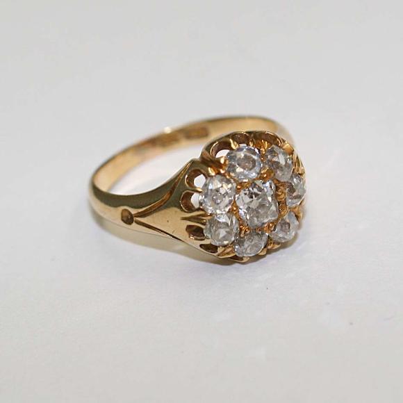 Bonhams : A diamond cluster ring,